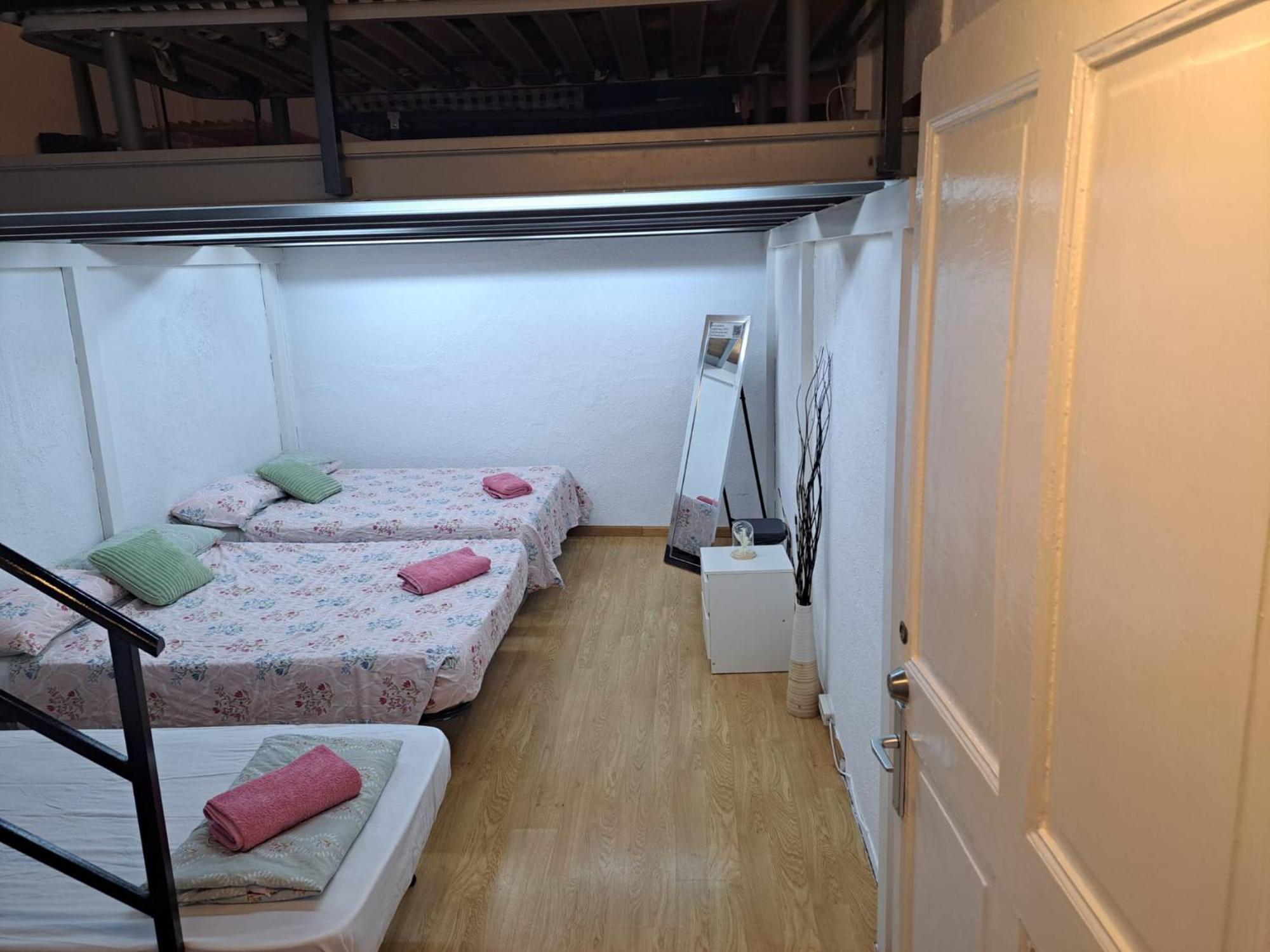 Habitacion Para Grupos Hasta 8 En Plena Rambla De Cataluna Barcelona Ngoại thất bức ảnh