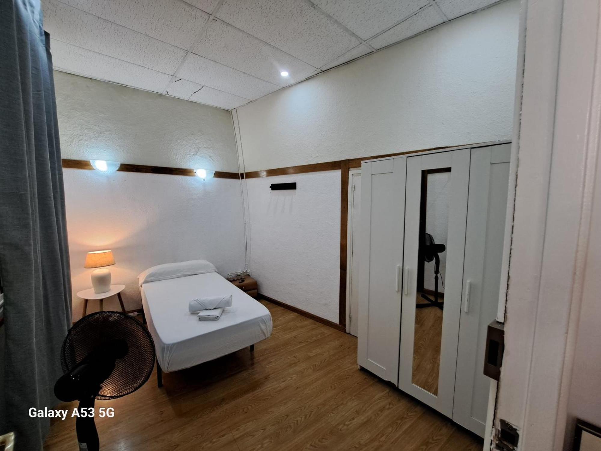 Habitacion Para Grupos Hasta 8 En Plena Rambla De Cataluna Barcelona Ngoại thất bức ảnh