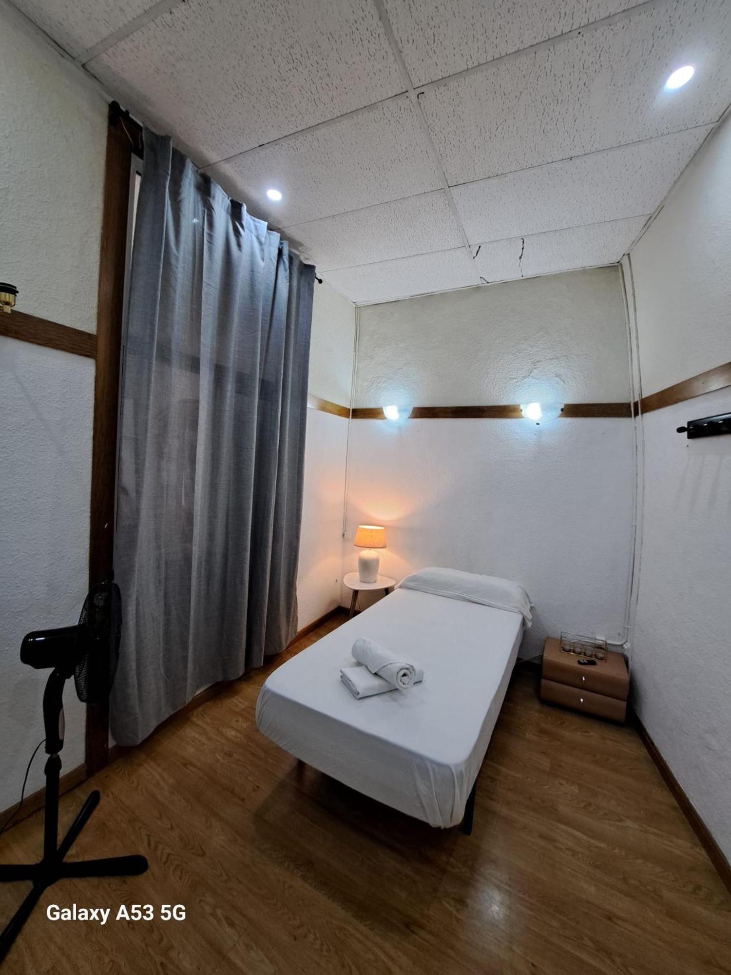 Habitacion Para Grupos Hasta 8 En Plena Rambla De Cataluna Barcelona Ngoại thất bức ảnh