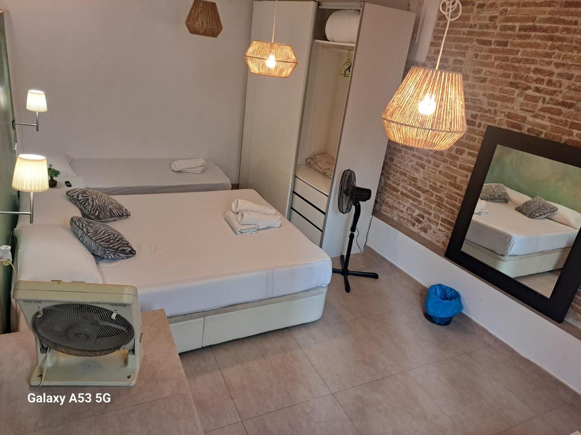 Habitacion Para Grupos Hasta 8 En Plena Rambla De Cataluna Barcelona Ngoại thất bức ảnh